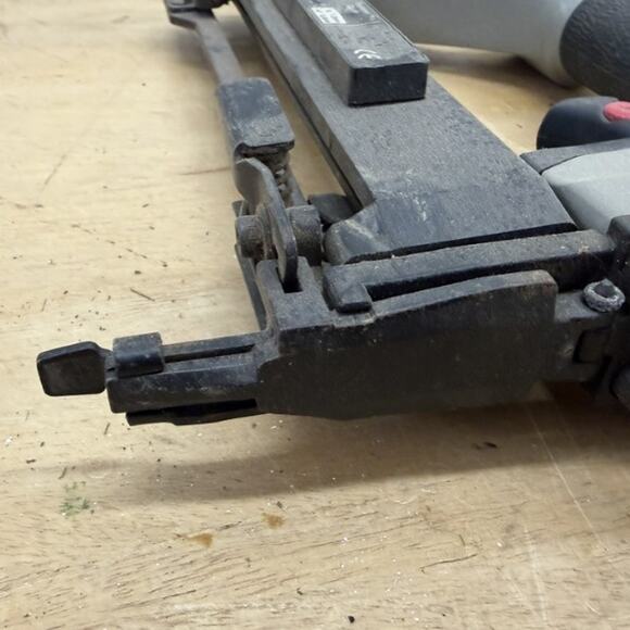 Porter Cable NS150A 1/4" Narrow Crown Stapler Kit Used - Picture 3 of 6